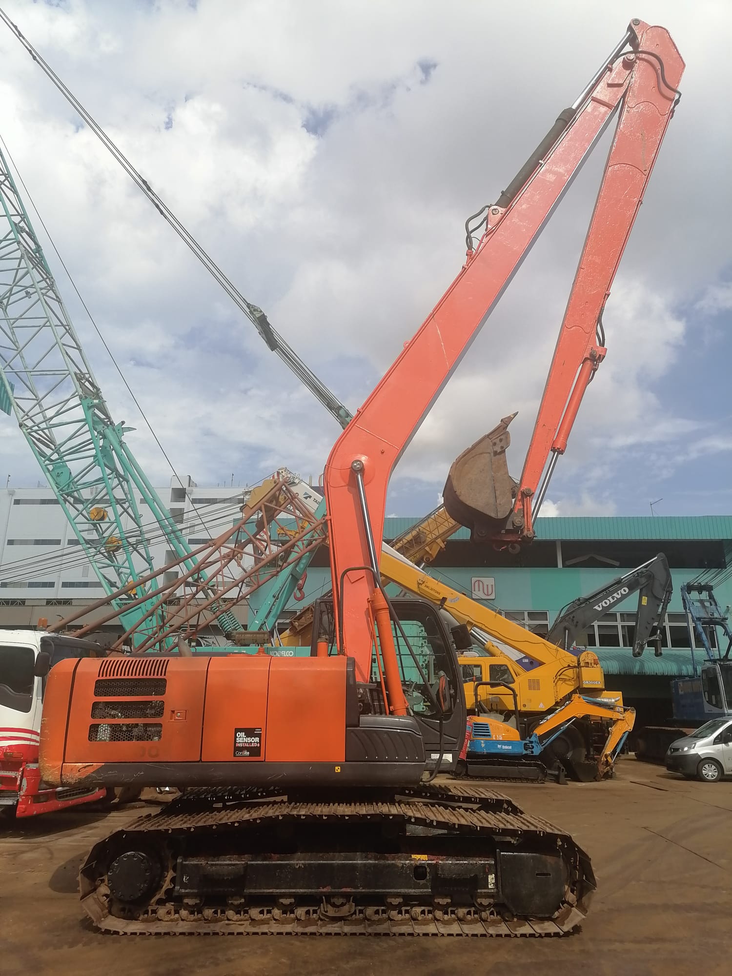 HITACHI EXCAVATOR ZX200-5G - (EX200-182)