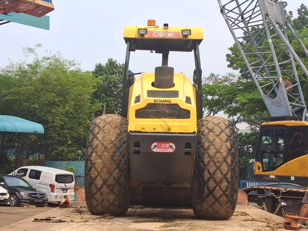 BOMAG VIBRATORY ROLLER BW211D-40 - (VR-339)