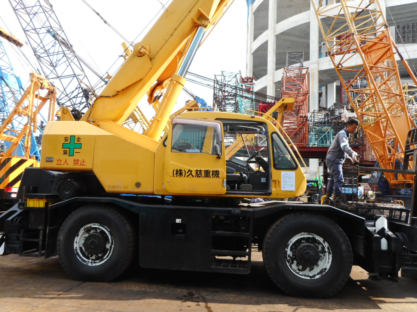 TADANO ROUGH TERRAIN CRANE GR-250N - (MCGR250-317)