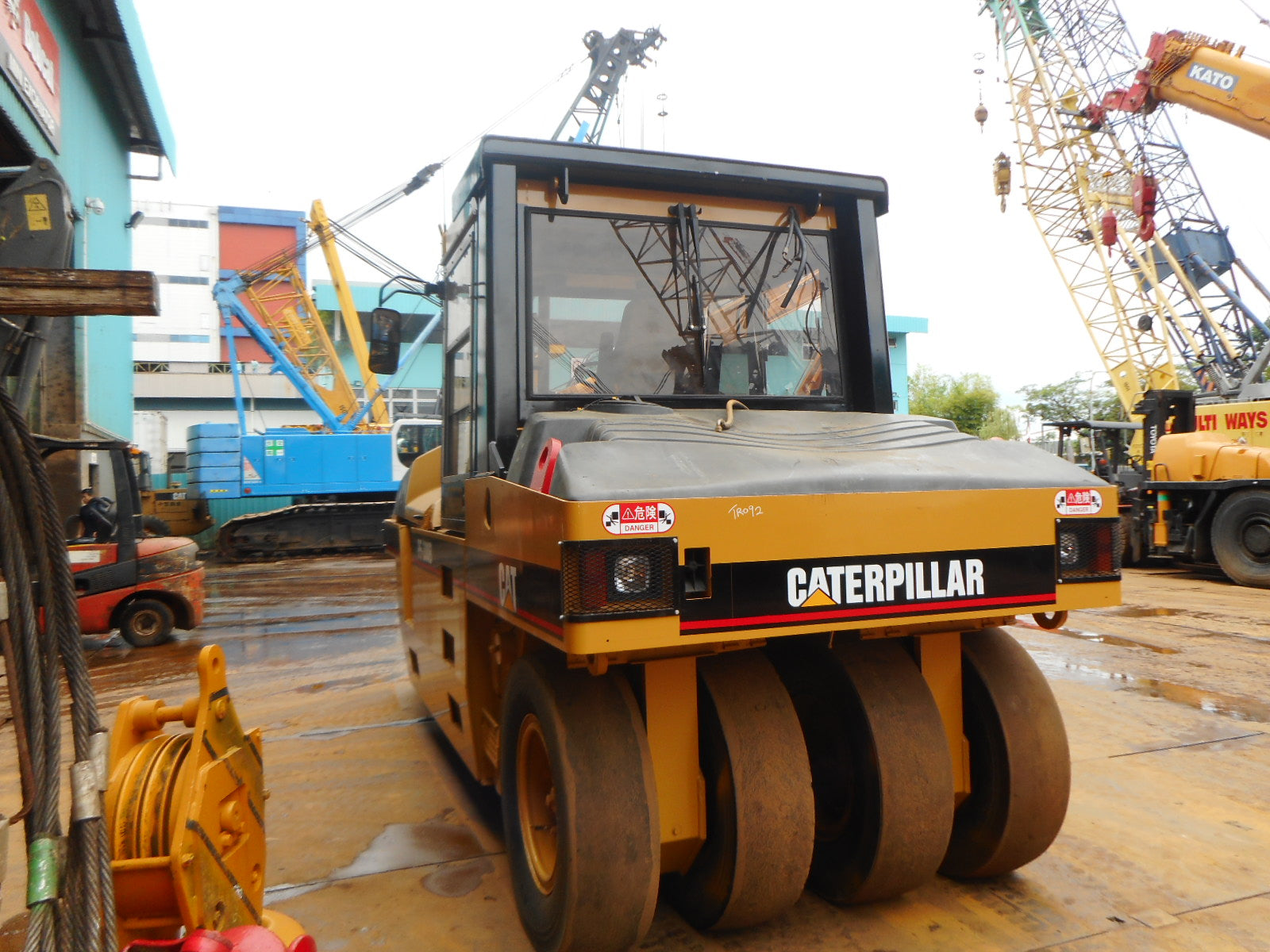 CATERPILLAR TIRE ROLLER PF300B - (TR-092)